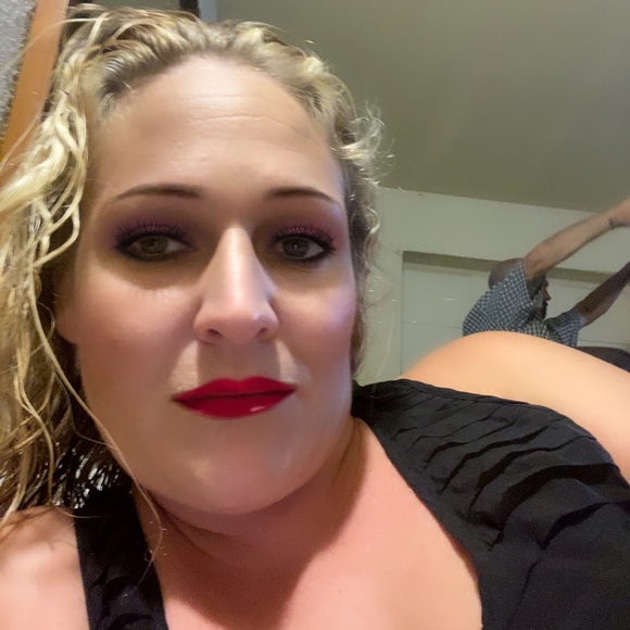 Meet your Posher, Stephanie - Picture 1 of 1